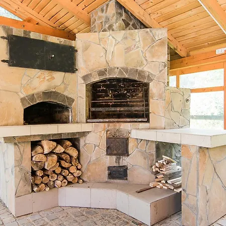 Pid Khomiakom Hotel Tatariv