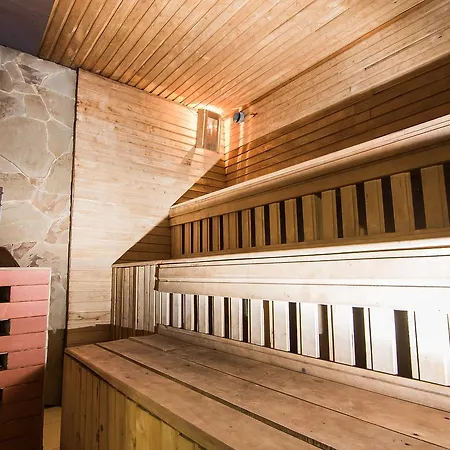 Pid Khomiakom Hotel Tatariv