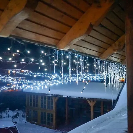 Pid Khomiakom Hotel Tatariv