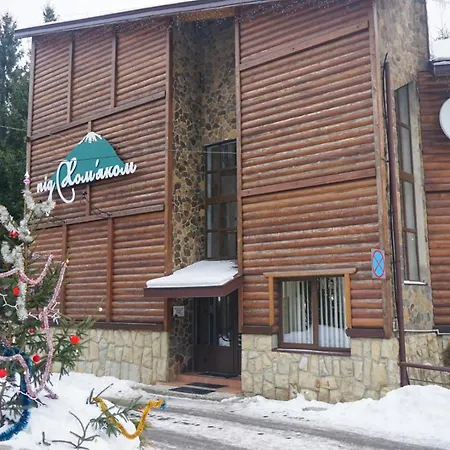 Pid Khomiakom Hotel Tatariv