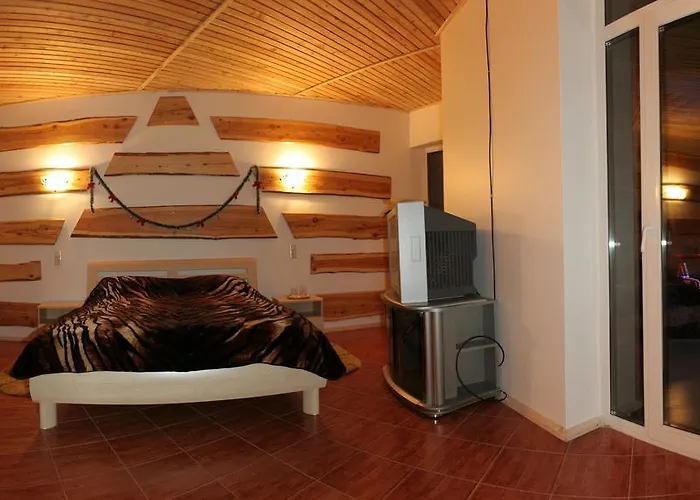 Pid Khomiakom Hotel Tatariv