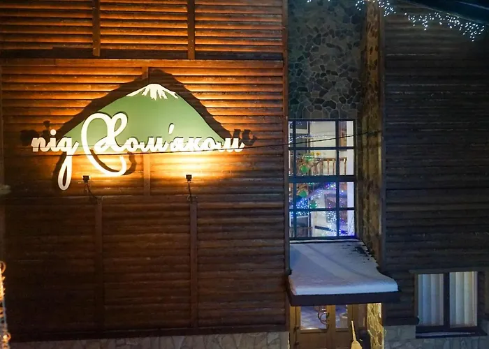 Pid Khomiakom Hotel Tatariv